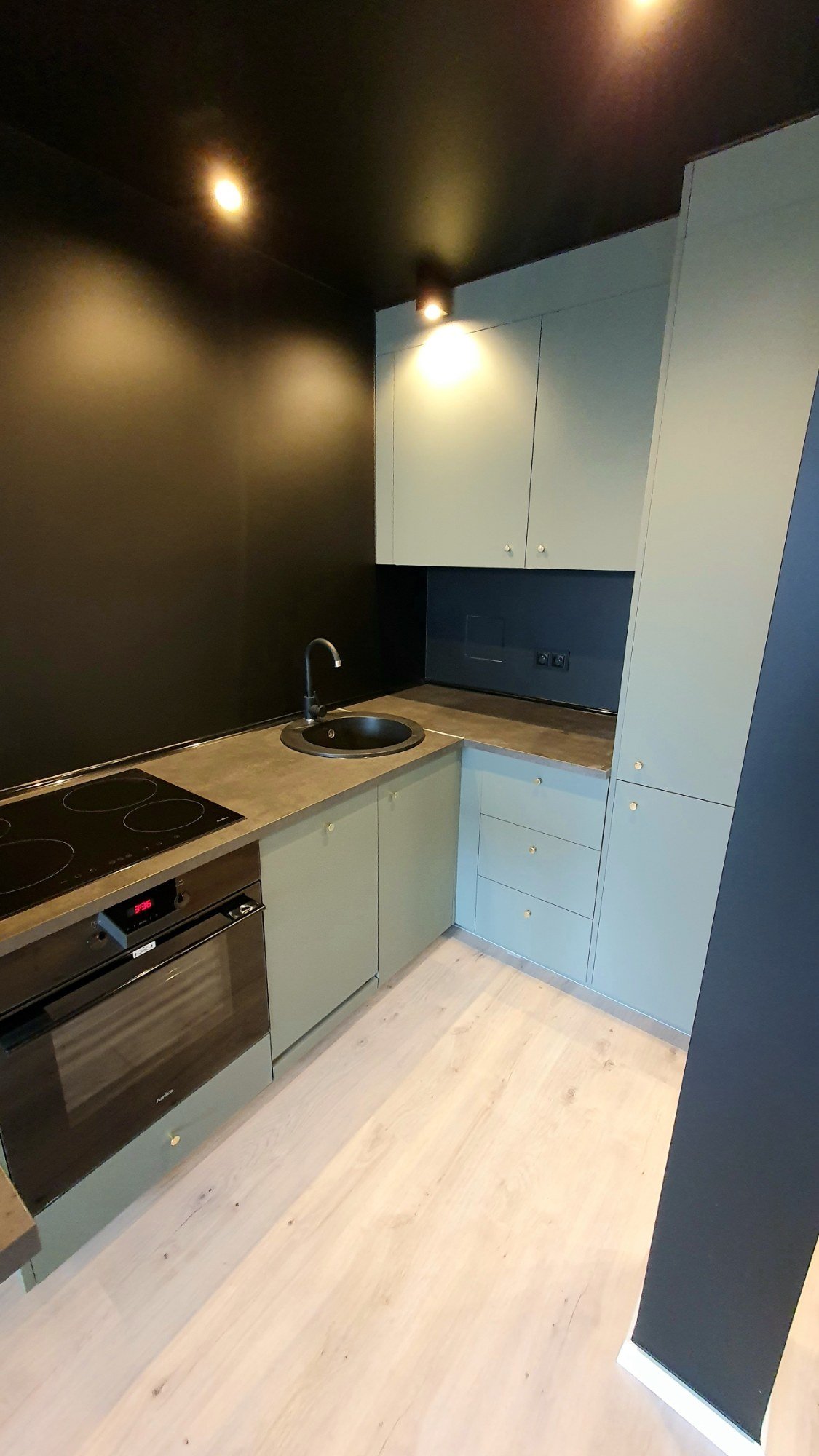 Zabudowa kuchenna w apartamencie — realizacja Meble Ożarowski