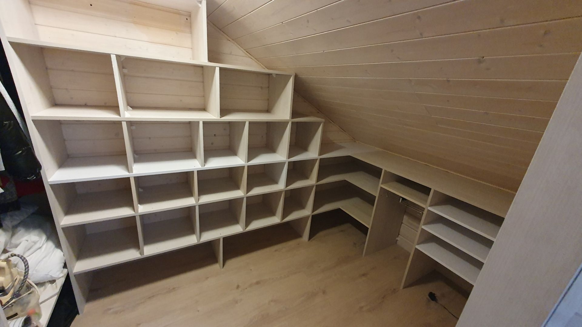 Garderoba pod skosem — wieszak na spodnie — Kamień Pomorski