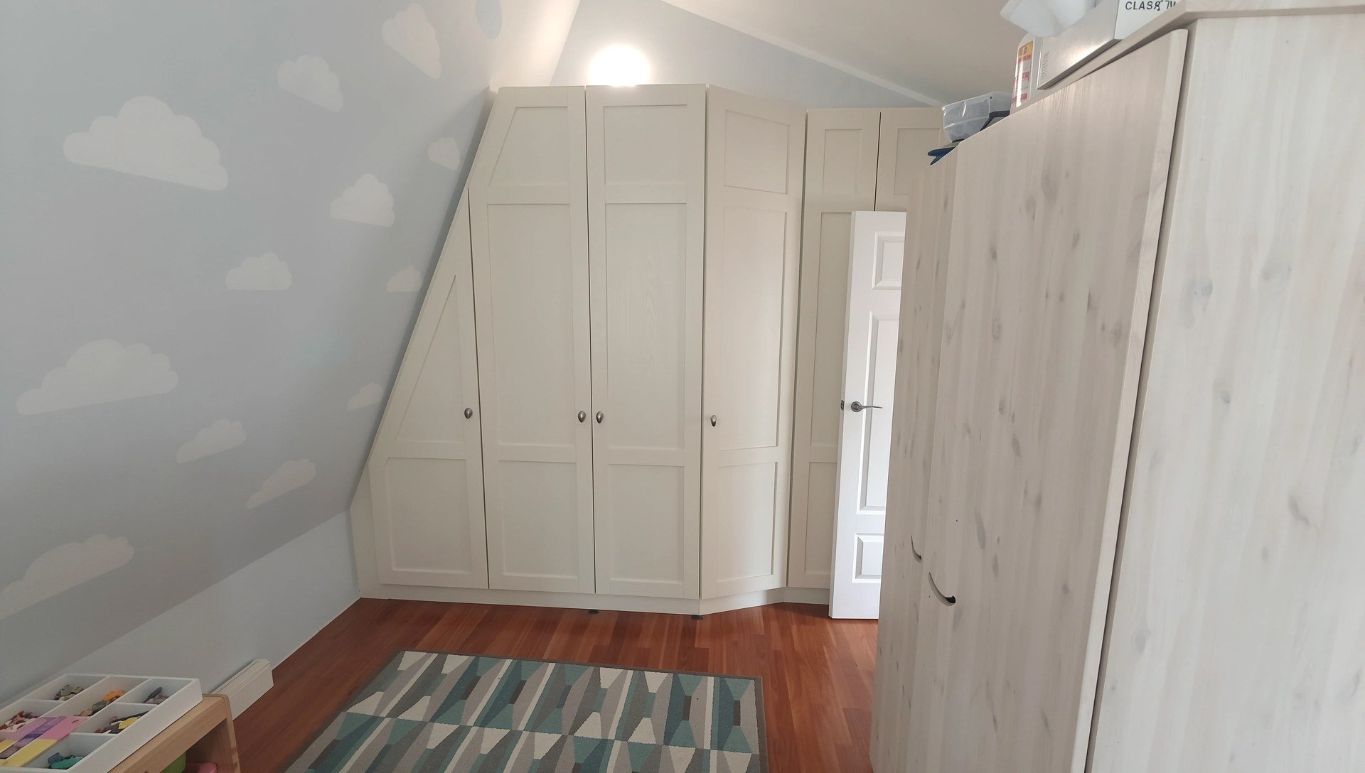 Szafa wnękowa — apartament w Międzyzdrojach