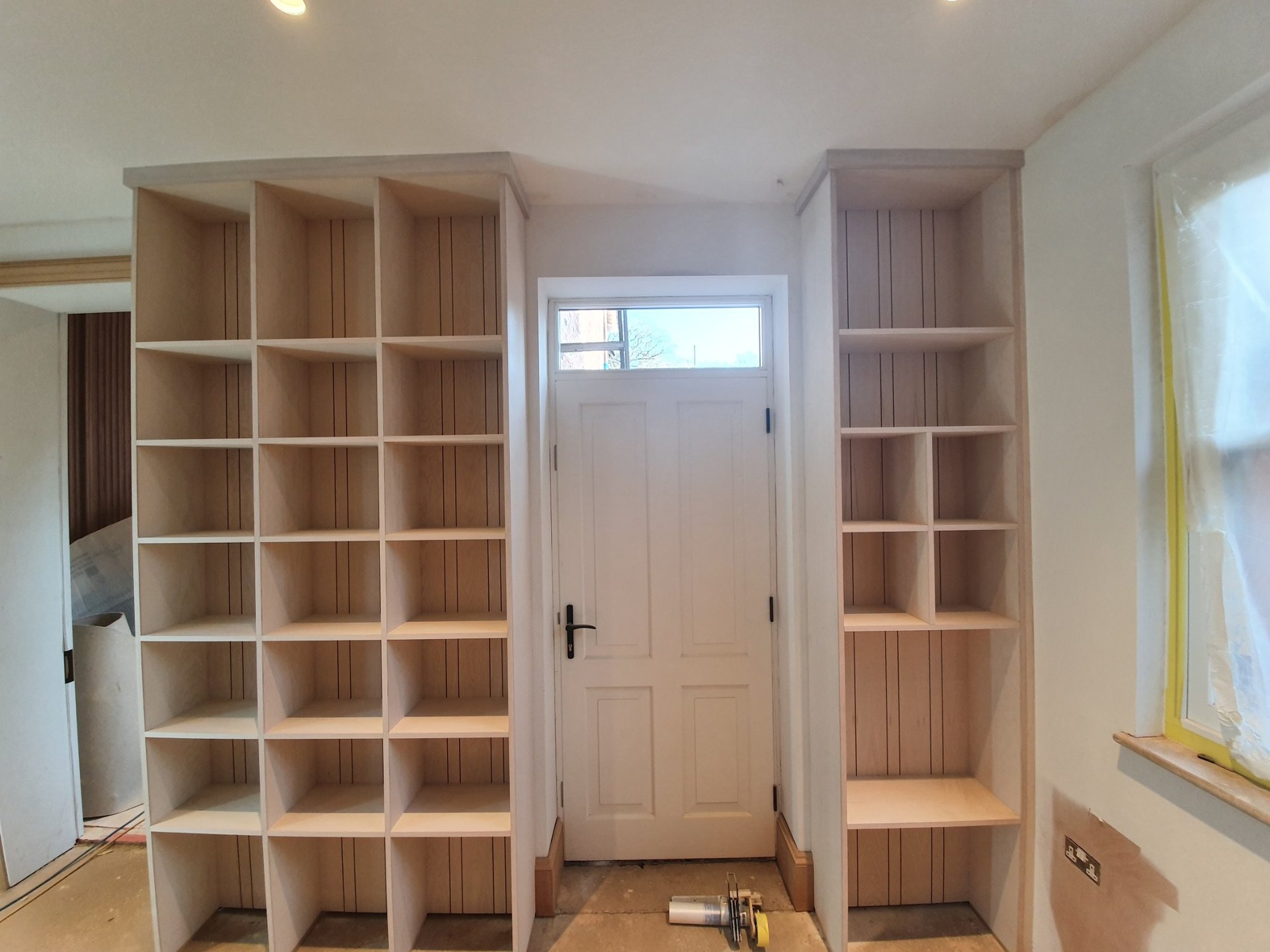Szafa wnękowa na wymiar — apartament w Dziwnowie